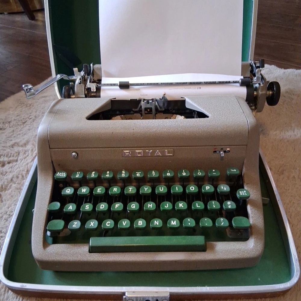 ROYAL Quiet Deluxe Vtg Typewriter NEEDS RIBBON